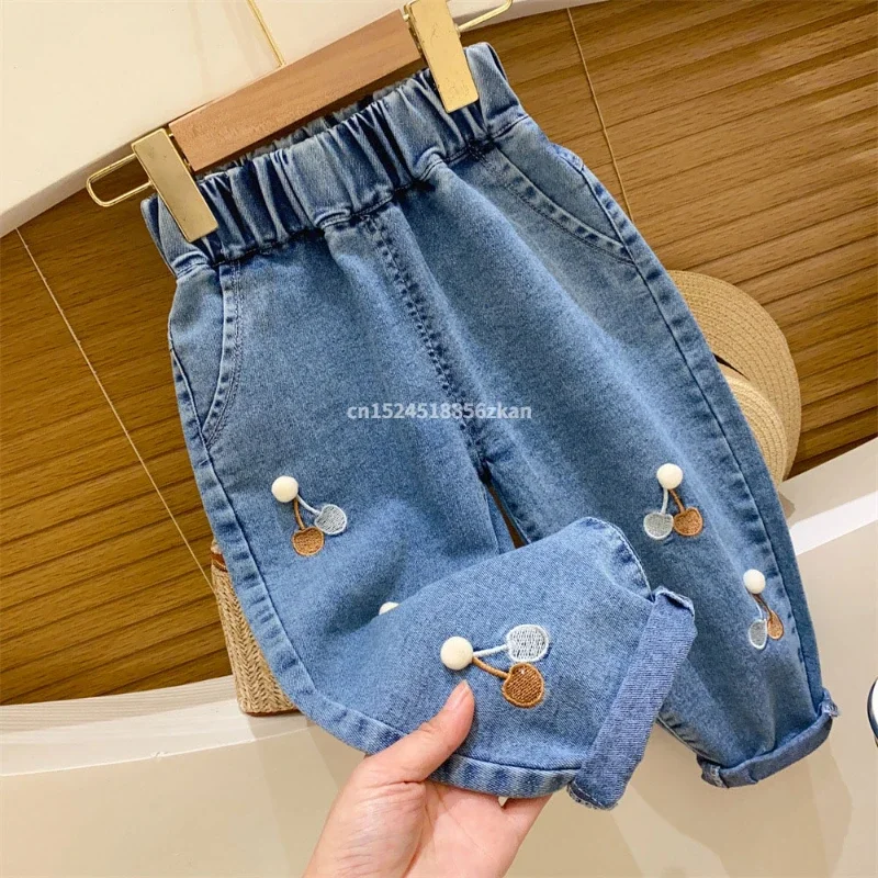 Bestickte Blumenmädchen-Jeans  – Baby Girl Clothing Zara Bewertung und Preis